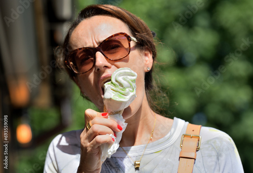 Obraz na płótnie People lick sweet ice cream on a trip in hot summer w salonie