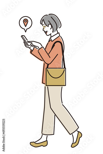スマホのマップを見ながら歩くシニア女性