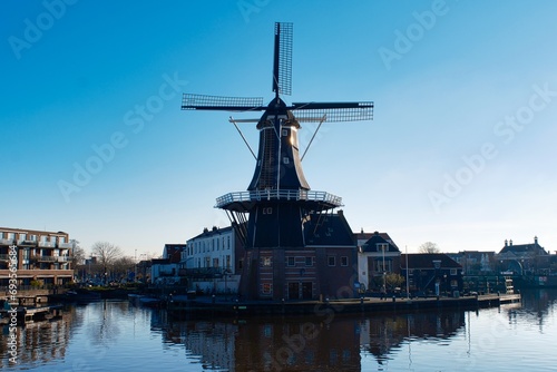 Blick auf eine Mühle an einer Gracht in den Niederlande