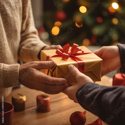 Consegna regalo, consegna di un pacco ad una persona cara