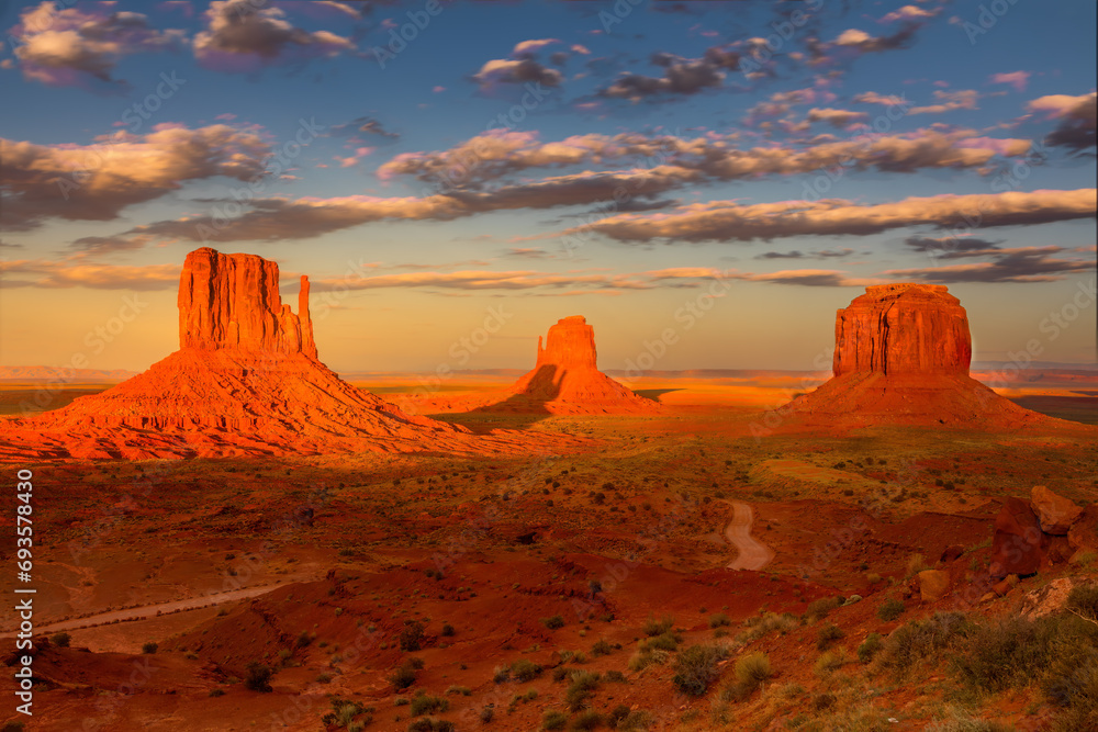 Naklejka premium Signature view over the Monument Valley at sunset