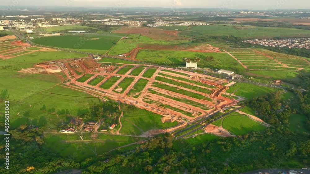 Loteamentos com bairros residenciais sendo construídos na cidade de Paulínia (Paulinia) no interior de São Paulo, Brasil. 