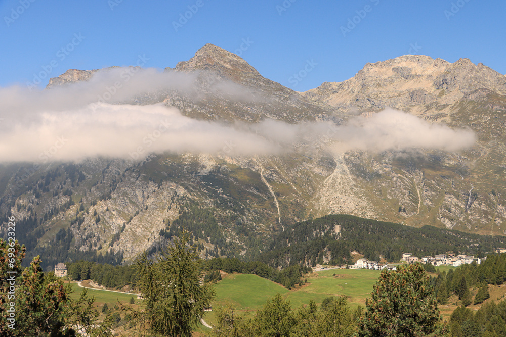 Naklejka premium Wunderschöne Alpenlandschaft im Bergell; Blick von Süden auf Maloja mit Piz Lunghin und Piz Grevasalvas