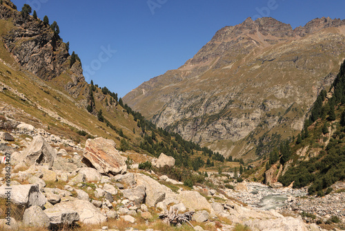 Wildromantische Alpenlandschaft des Bergell; Val Forno mit Gletscherbach und Piz de la Margna
