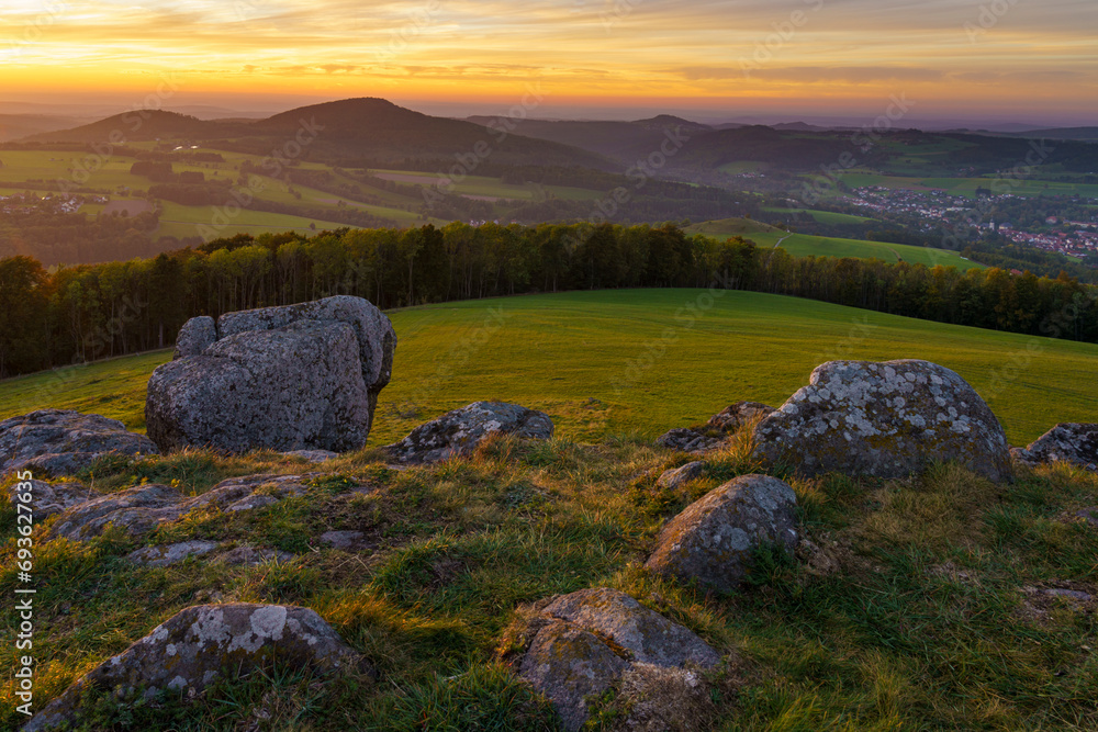 Sonnenuntergang am Simmelsberg bei Gersfeld im Biosphärenreservat Rhön, Hessen, Deutschland Sonnenuntergang am Simmelsberg bei Gersfeld im Biosphärenreservat Rhön, Hessen, Deutschland