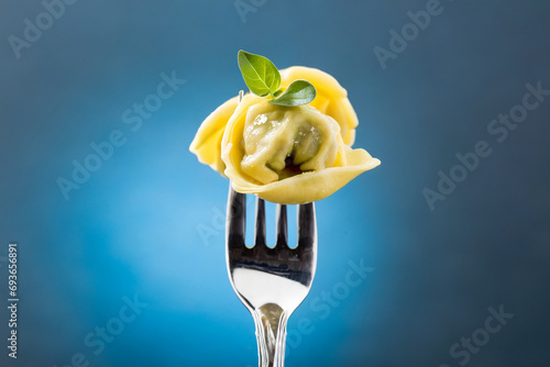 forchetta con tortellino mangiare bene italia  photo