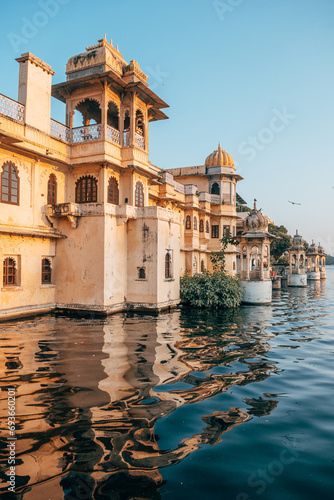 Obraz na płótnie waterfront view of pichola lake in udaipur, india w salonie