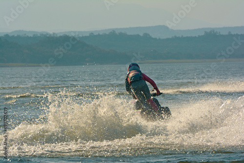 Moto acuatica con espuma de agua photo