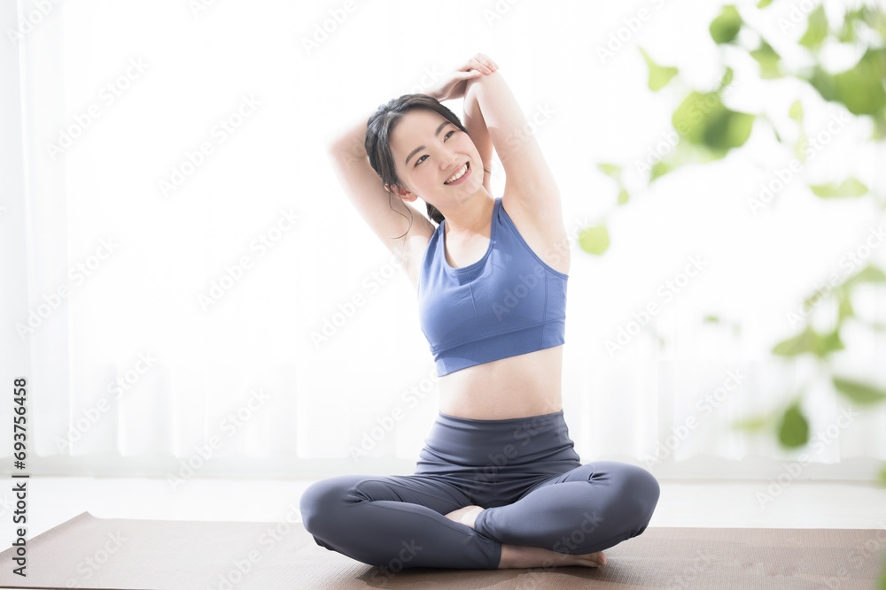 ストレッチや運動をする若い女性 ストレッチや運動をする若い女性