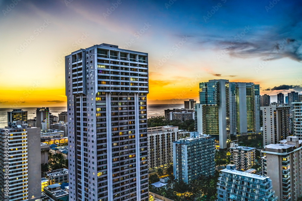 Fototapeta premium Colorful Sunset Pacific Ocean Buildings Waikiki Honolulu Hawaii