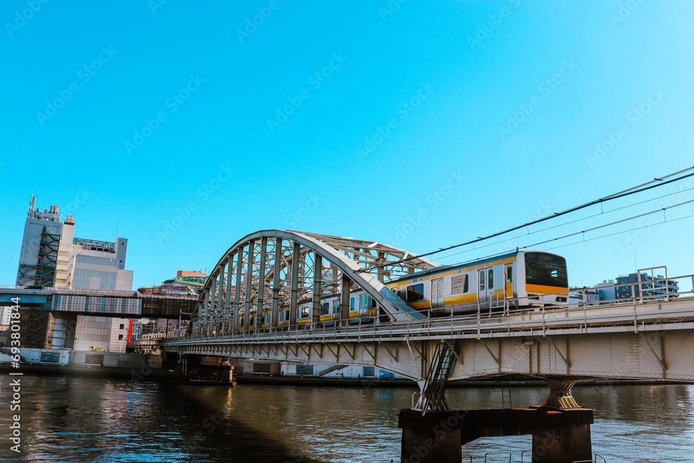 東京の河川を渡る鉄道と鉄道橋