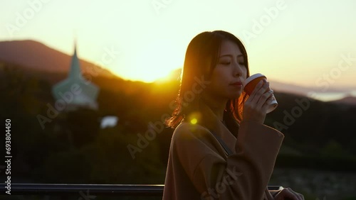 夕陽と女性 photo