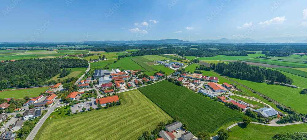 Blick über Kirchanschöring im oberbayerischen Rupertiwinkel nach Süden 