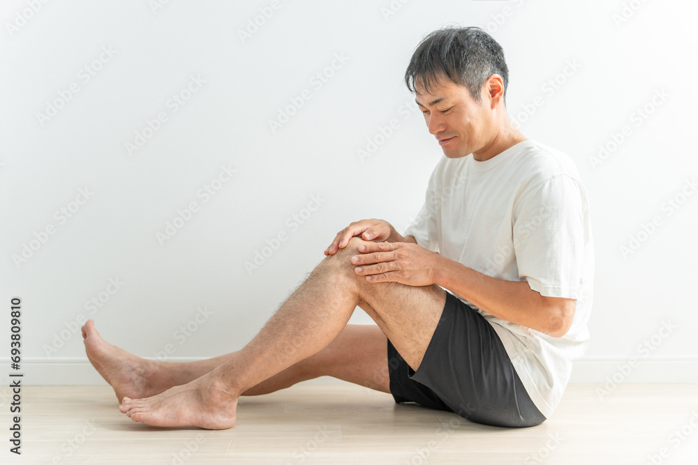 Fototapeta premium 男性のムダ毛・脱毛・剃毛のイメージ（脱毛した脚としていない脚） 