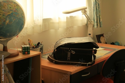 Tableau sur toile 子供部屋の机の上のランドセル