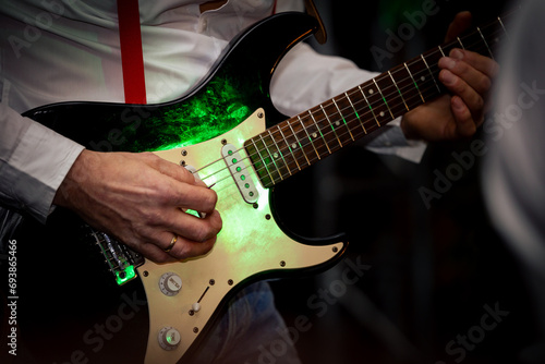 Obraz na płótnie gitara elektryczna w rękach muzyka w salonie
