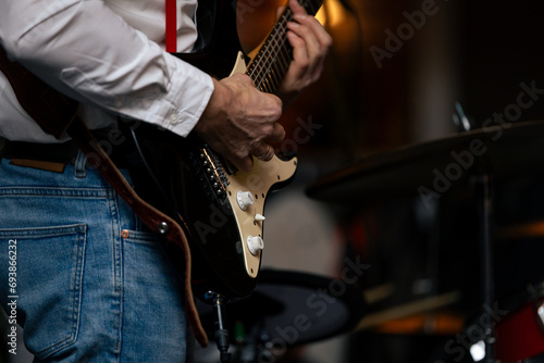 gitara elektryczna w rękach muzyka photo