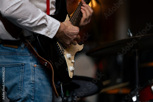 Obraz na płótnie gitara elektryczna w rękach muzyka w salonie