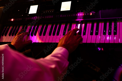 instrumenty klawiszowe na weselu w kolorowym oświetleniu