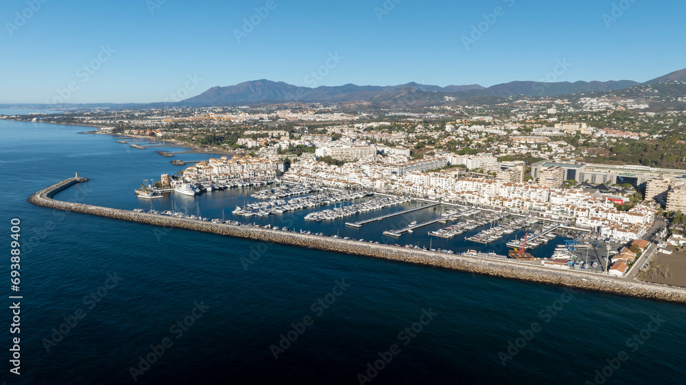 vista aérea de puerto Banús en la ciudad de Marbella, España