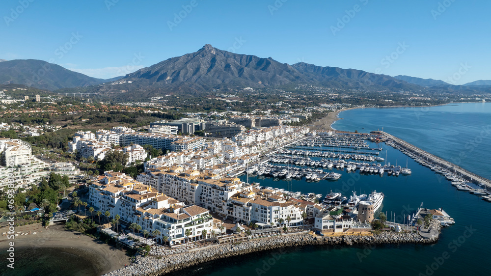 vista aérea de puerto Banús en la ciudad de Marbella, España