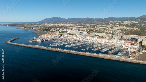 vista a  rea de puerto Ban  s en la ciudad de Marbella  Espa  a