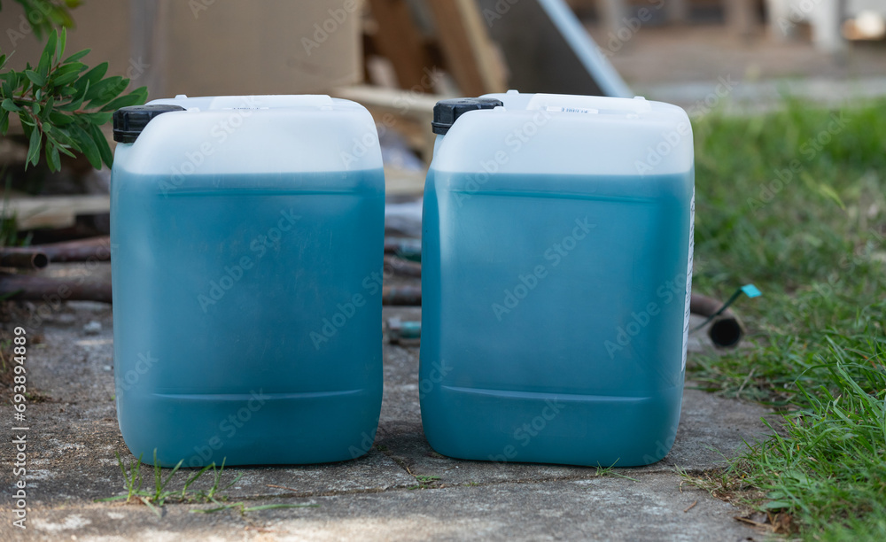 Deux bidons de fluide caloporteur pour système solaire thermique. Deux bidons de fluide caloporteur pour système solaire thermique.