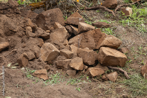 La photo illustre un tas de pierres éparpillées sur la terre d'un site en construction. photo