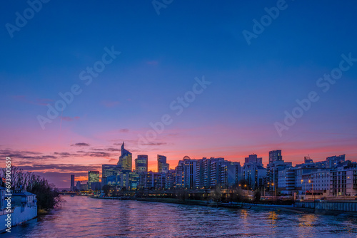 Vue distante d immeubles de bureaux et de gratte-ciels modernes au coucher du soleil au bord de la Seine dans le quartier d affaires de Paris La D  fense. Espace pour texte