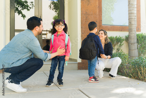 Valokuva Parents dropping off their children at school