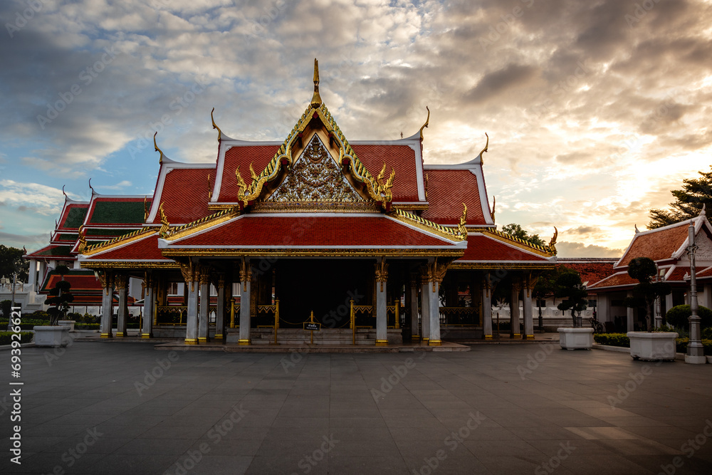 Naklejka premium A beautifully decorated Thai temple at sunset