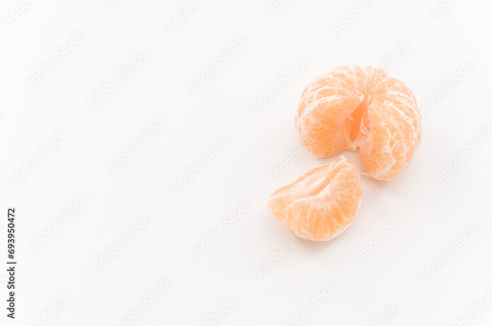 immagine con primo piano di frutti di mandarino, clementina su superficie bianca