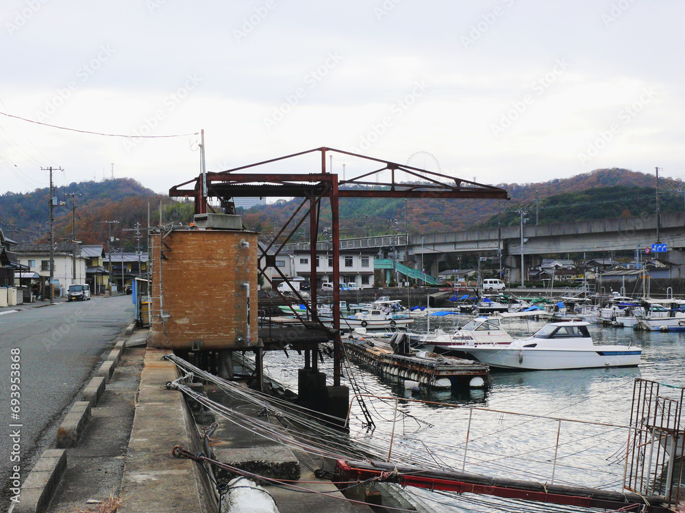 港の作業台と貯水タンク。
瀬戸内海沿岸の漁村の風景。 港の作業台と貯水タンク。
瀬戸内海沿岸の漁村の風景。