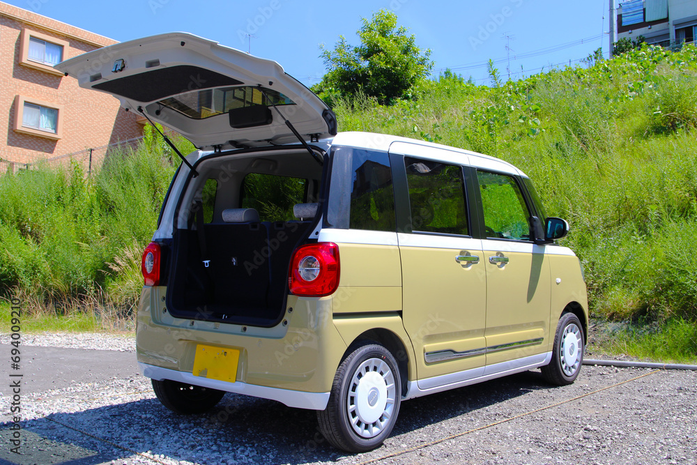 リアハッチが開いた軽自動車