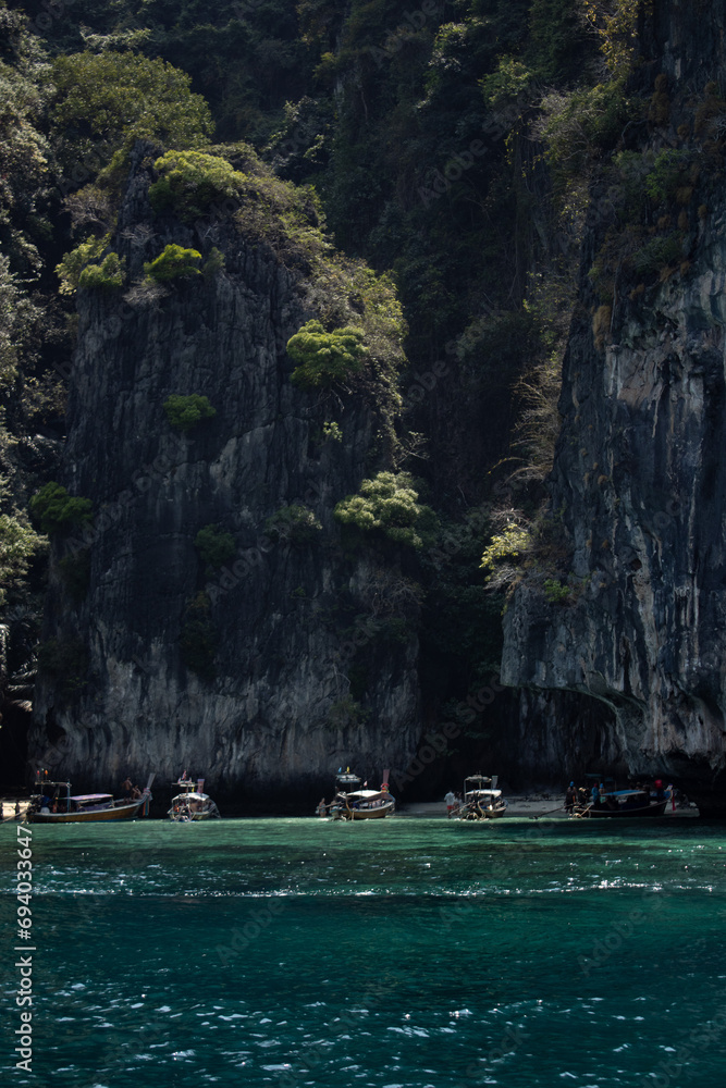 Falésias e o mar verde azulado da Tailândia