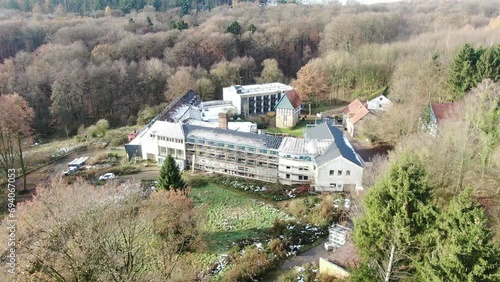 Verlassenes Hotel Luftaufnahme: Lost Place in idyllischer Natur, Bauernburg Schwaghof Stadt Wald Herford  photo