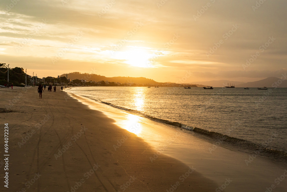 verão e o pôr-do-sol na praia da Cachoeira do Bom Jesus Canasvieiras Florianopolis Santa Catarina Brasil Florianópolis