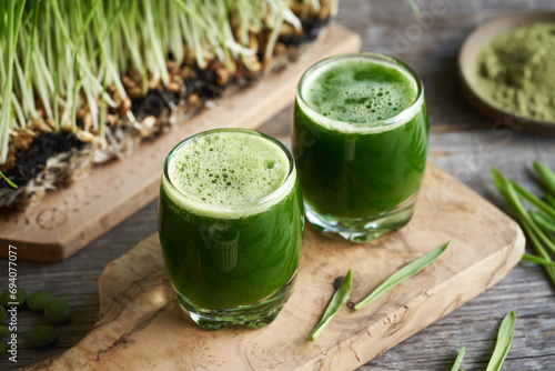 Fresh green barley grass juice with homegrown blades, with barley grass powder and tablets