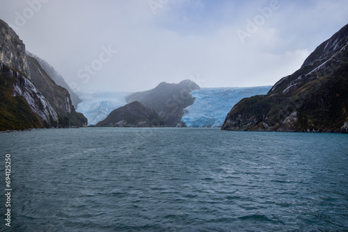 Vista del fiordo helado de los glaciares Sarmiento de Gamboa y Helado