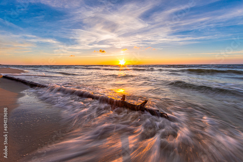 Zachód słońca nad morzem oceanem