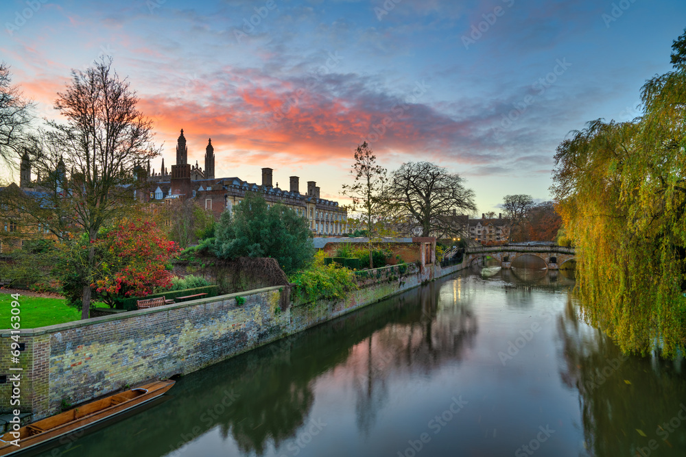 Fototapeta premium Beautiful autumn scenery of Cambridge near river Cam at sunrise. England 