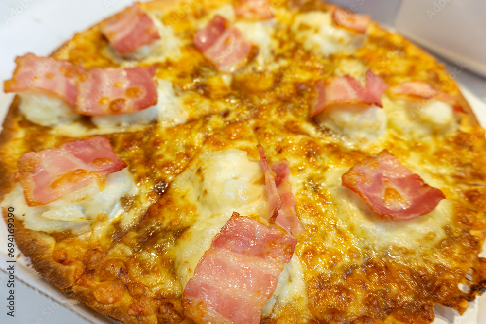 焼きたてのピザ