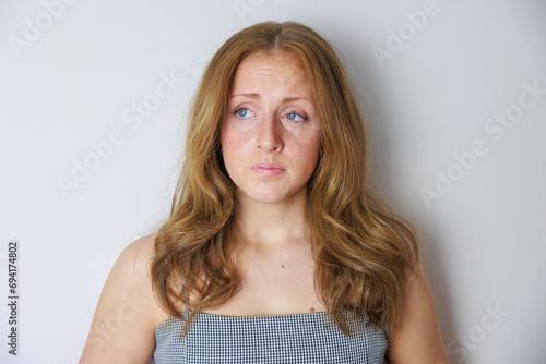 悲しげな表情の白人女性 photo