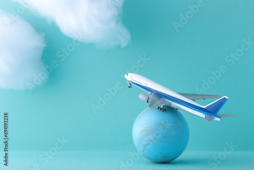 
タイトル	飛行機とスーツケースと雲の模型を使った青い背景の海外旅行のイメージ photo