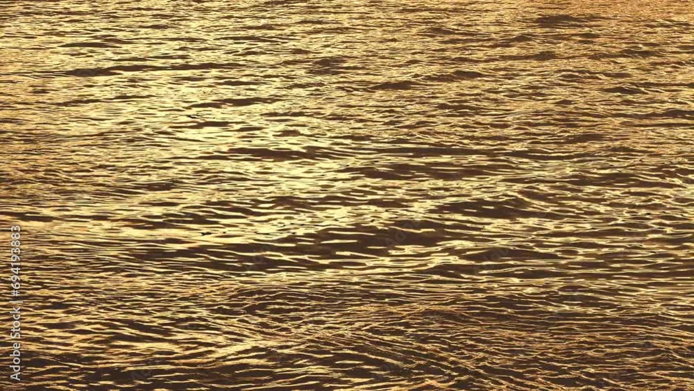 黄金色に染まる水面の波 黄金色に染まる水面の波