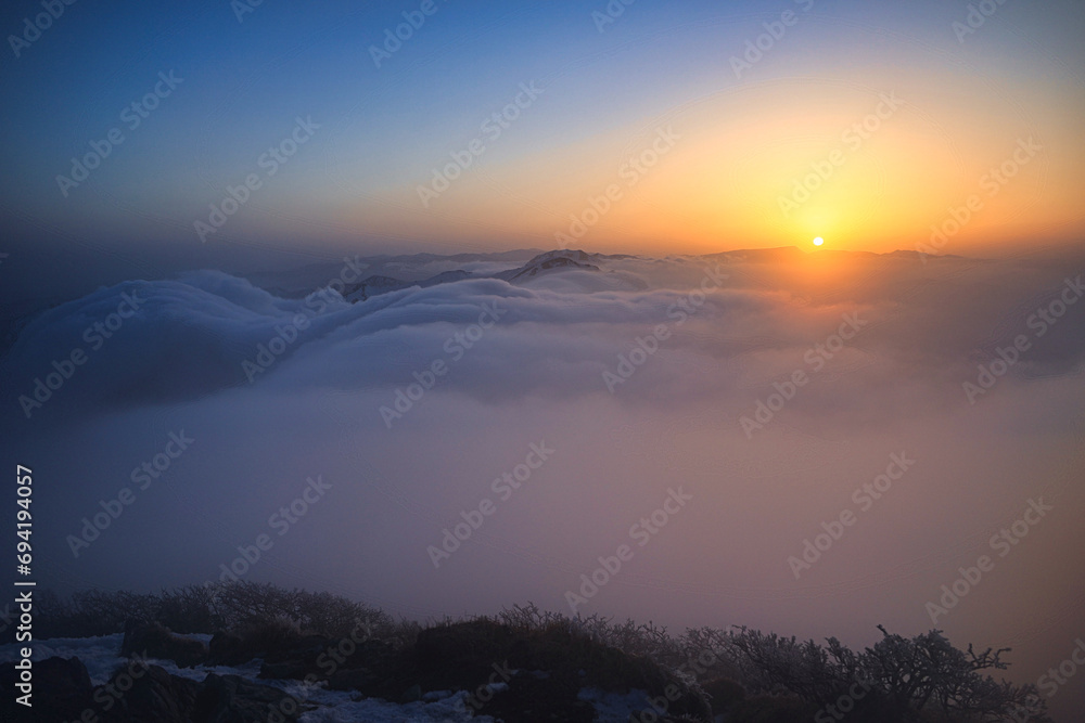 夕焼けの谷川連峰の雲海
