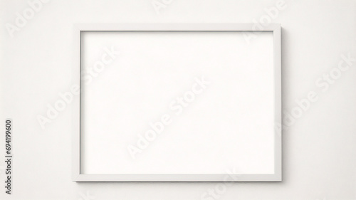 Weißes Rahmenmodell im Innenraum auf weißem Wandhintergrund. Vorlagenrahmen für Text. Poster-Attrappe. Rechteckiges Wandbild oder Fotorahmen-Attrappe 