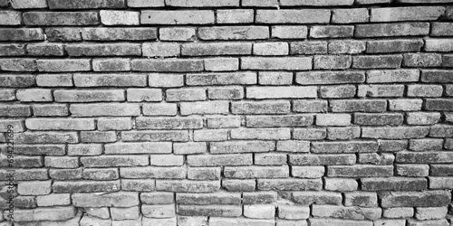 The walls are full of bricks in ancient times, black and white.