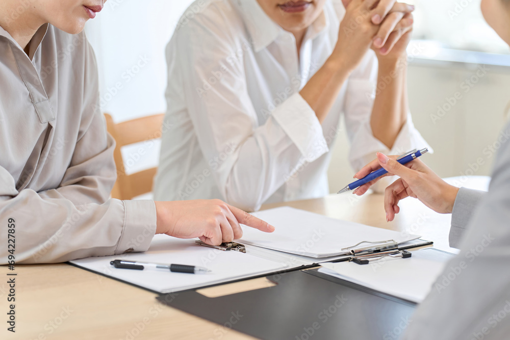 Fototapeta premium 保険のプランの質問をするアジア人女性