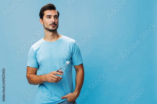 Konstfotografi Man drink t-shirt smile water studio bottle
